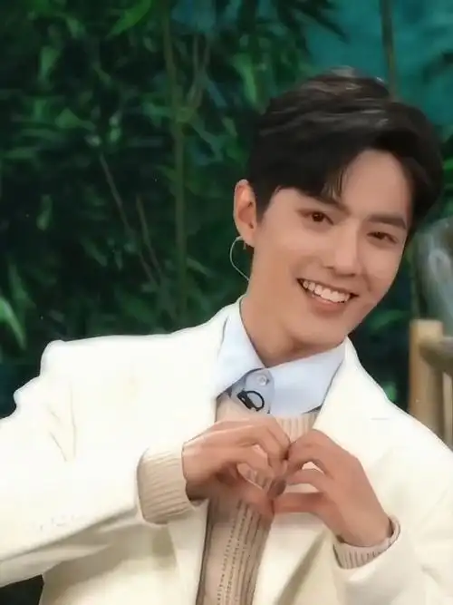 肖战狼尾和白色适配度#谁还没有看过肖战比心啊,每次看到还是会被