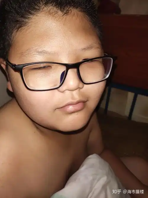 有没有长得丑的男生照片分享一下.我想知道什么样算丑 ?