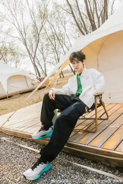 张真源油菜花田照#张真源春日油菜花田照好温柔啊,春天适合见面8