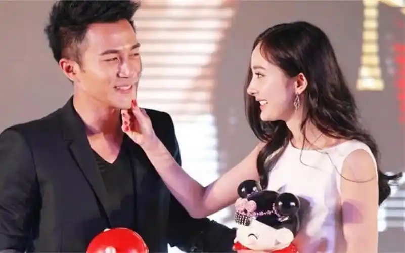 刘恺威晚会碰见杨幂,一路小跑过去牵手,网友:早知如此为啥离婚