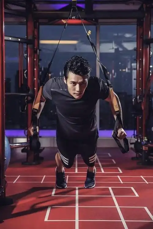 可攻可守的型男魅力,高冷系暖男–张睿家