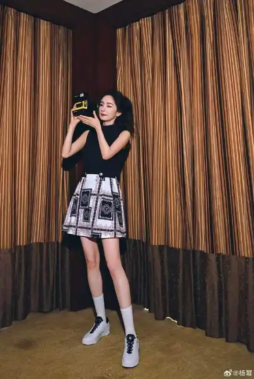 杨幂身上这套来自意大利运动时尚品牌fila的套装是新出的#fila高尔夫