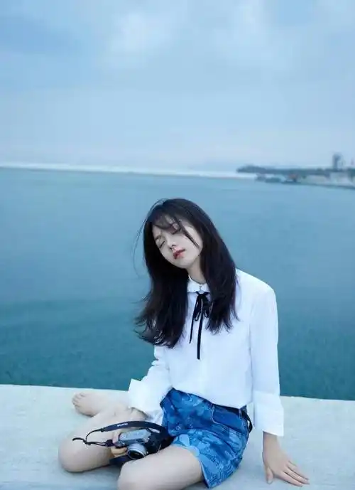 "国民闺女"赵今麦,赤脚在海边拍大片写真太美了,学院风的衣服很适合她