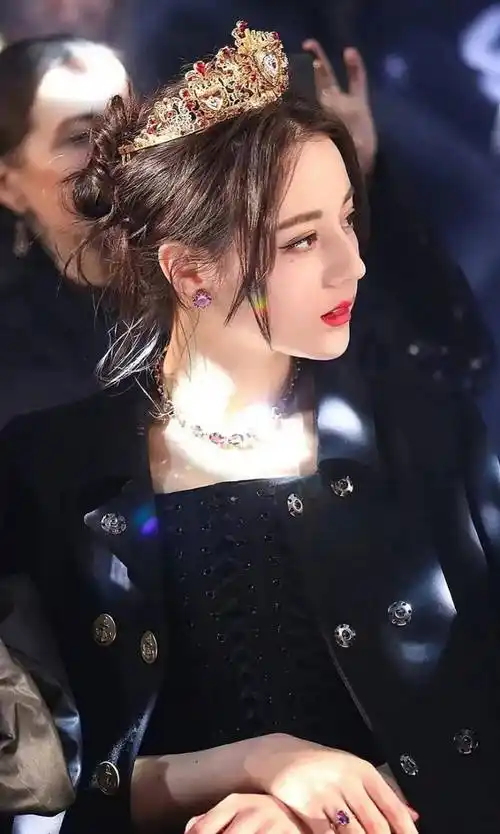 168的迪丽热巴撞上173的关晓彤,两人同框,不是腿长就能赢_鹿晗_活动