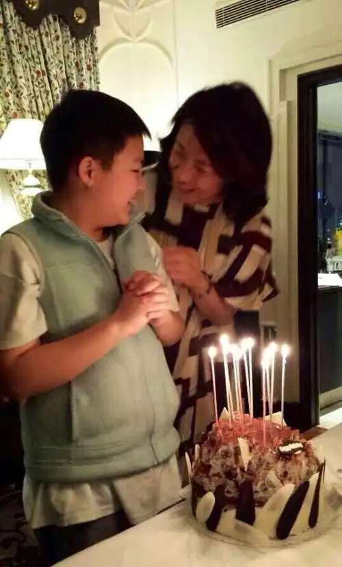 金星52岁生日远在国外的大儿子嘟嘟晒照为妈妈庆生很贴心