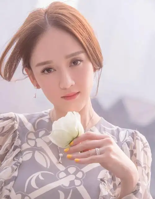 陈乔恩仙气长裙出席活动微笑迷人为爱站台