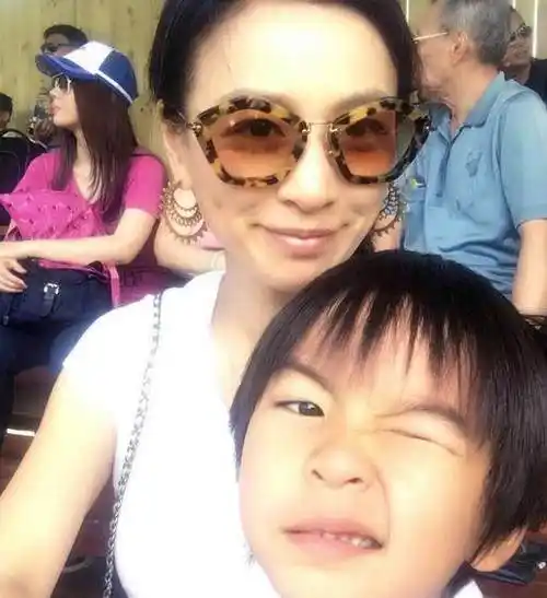 张庭不是一个好妈妈,从这个细节就能看出来,女儿太可怜了