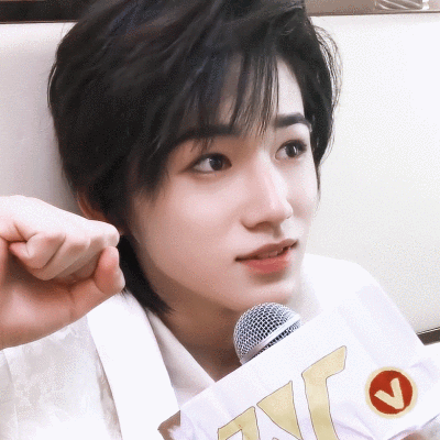 时代少年团是由马嘉祺,丁程鑫,宋亚轩,刘耀文,张真源,严浩翔,贺峻霖七