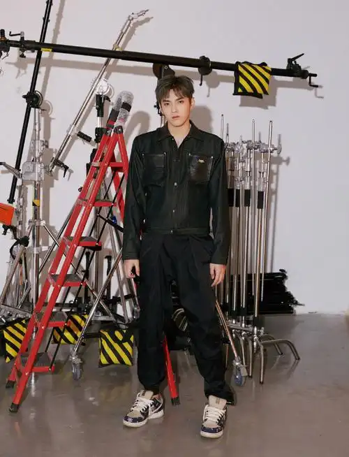 > 吴亦凡牛仔外套帅气少女感写真图片(4/9)