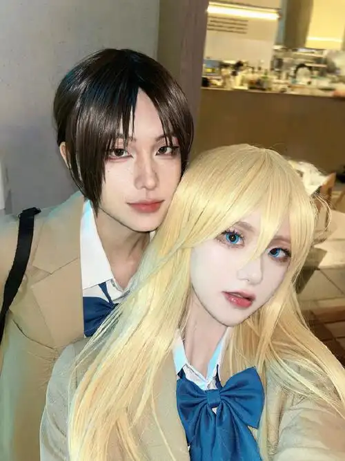 两枚戒指,并认真地注视着我:  "尤弥尔一直说怎样怎样之后就结婚吧