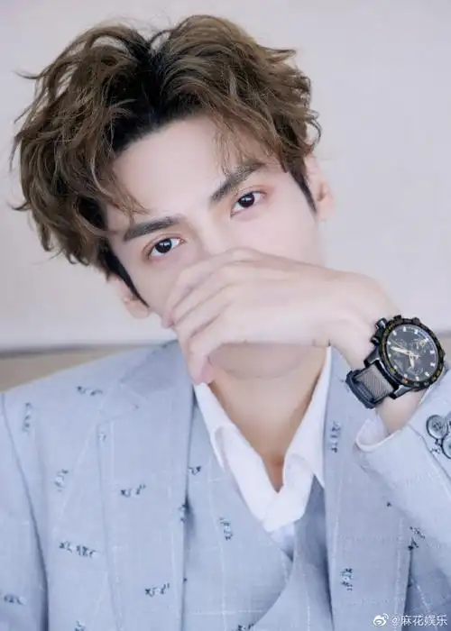 罗云熙侧颜生图