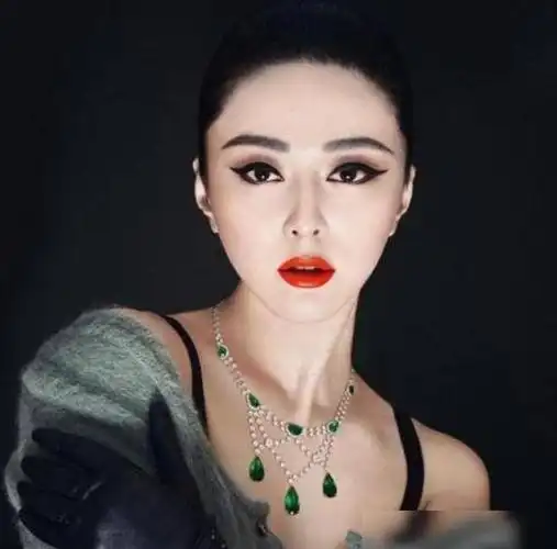 范冰冰画烟熏妆气场强大,超大翡翠戒指太亮眼,翡翠女王当之无愧|刘晓