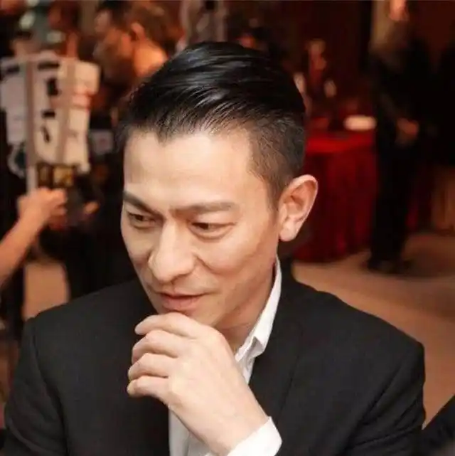 刘德华背头经典不褪色,演变"干部头"引热潮,做法很简单