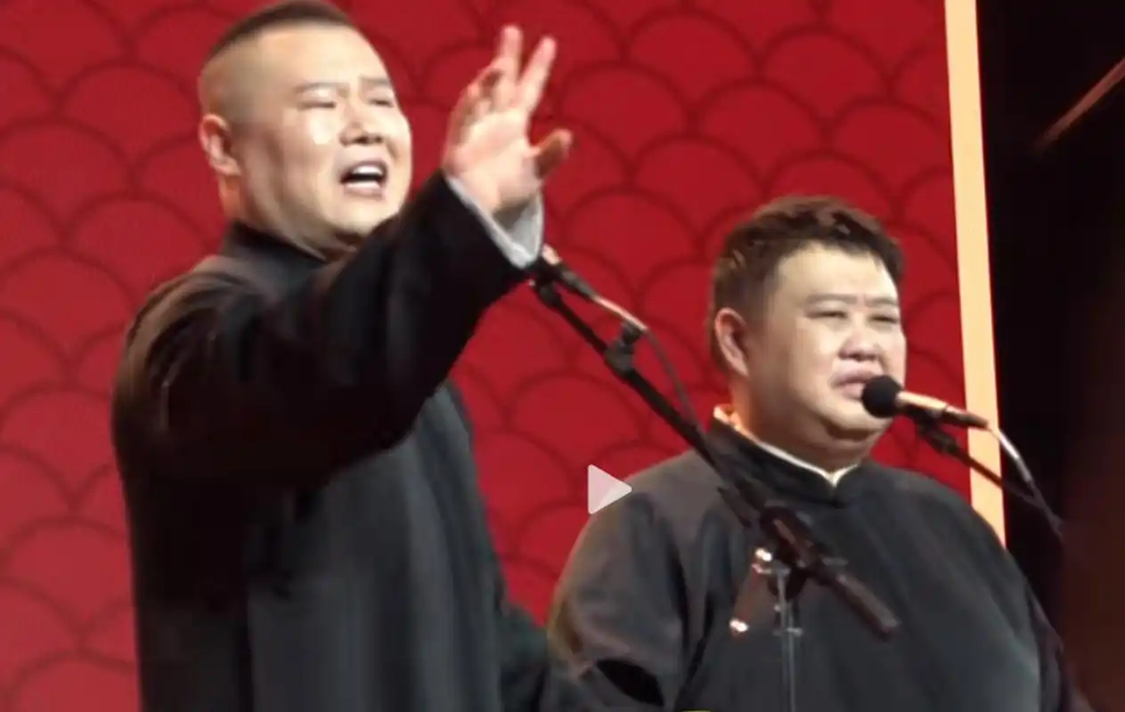 "假唱大师"岳云鹏  岳云鹏在青岛,北京,上海等地商演中,以其独特的"