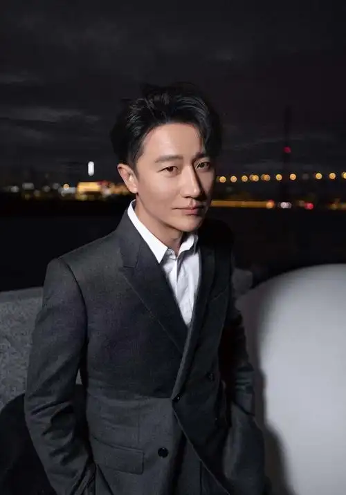 黄轩出席品牌活动经典廓形西装亮相彰显摩登风采