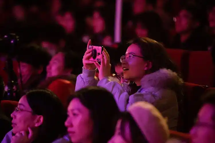 台下观众拍下演出的精彩画面.