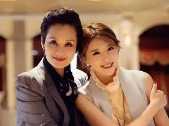 她的儿子是当红明星,就是我们熟悉的张翰,而李颖的女儿金紫薇是奥运