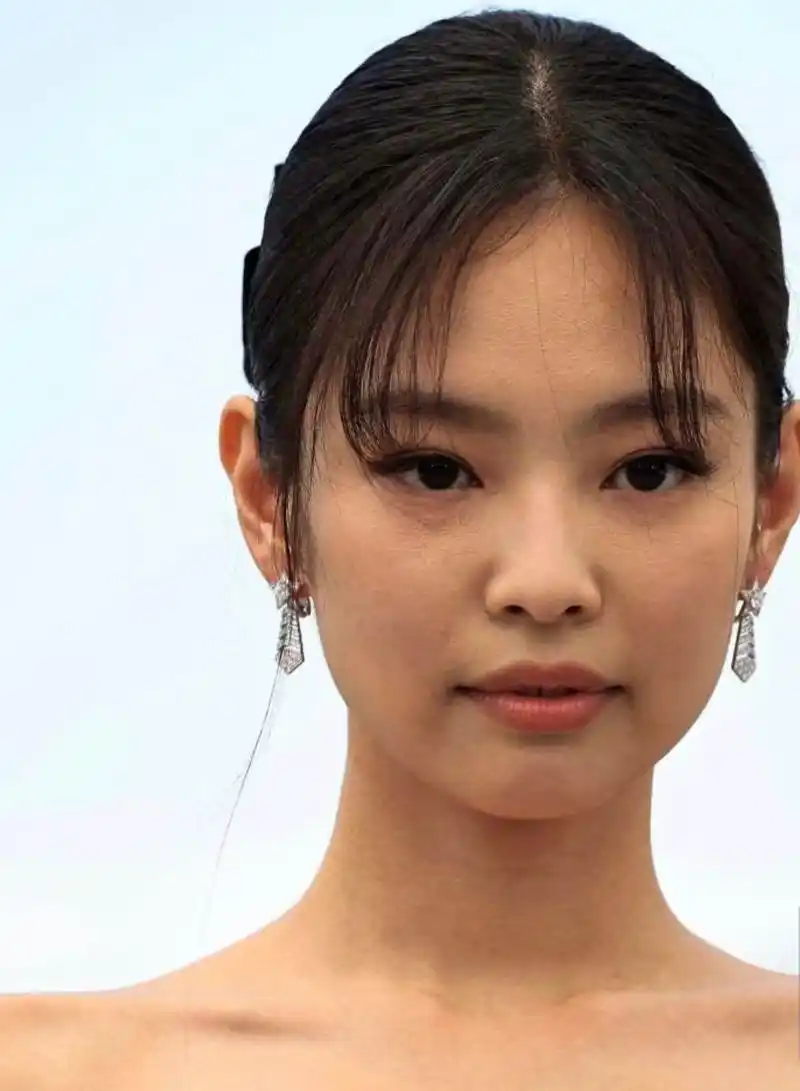 生图镜头下的jennie,真实状态一目了然,网友:太丑了!