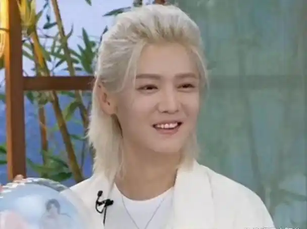 关晓彤,快瞅瞅你男友:34岁做直播的鹿晗,已彻底放飞自我了