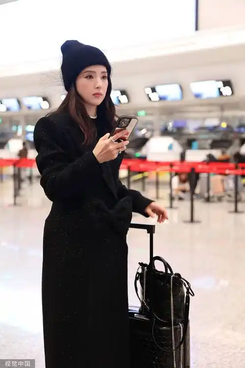 董璇黑色大衣造型气质出众戴毛线帽保暖又时尚