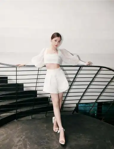 虞书欣一袭白衣清丽优雅,肤白貌美大长腿让人羡慕,实在是太可了