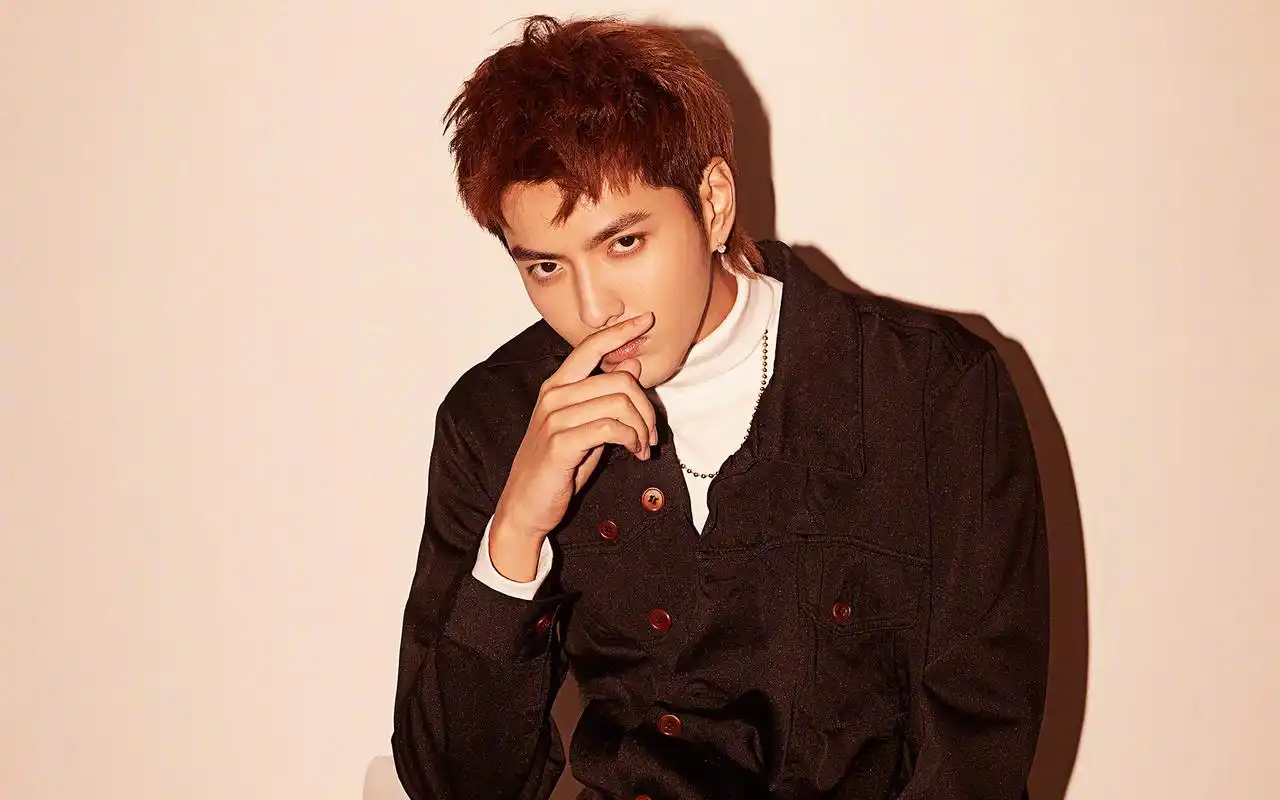 吴亦凡时尚帅气高清桌面壁纸