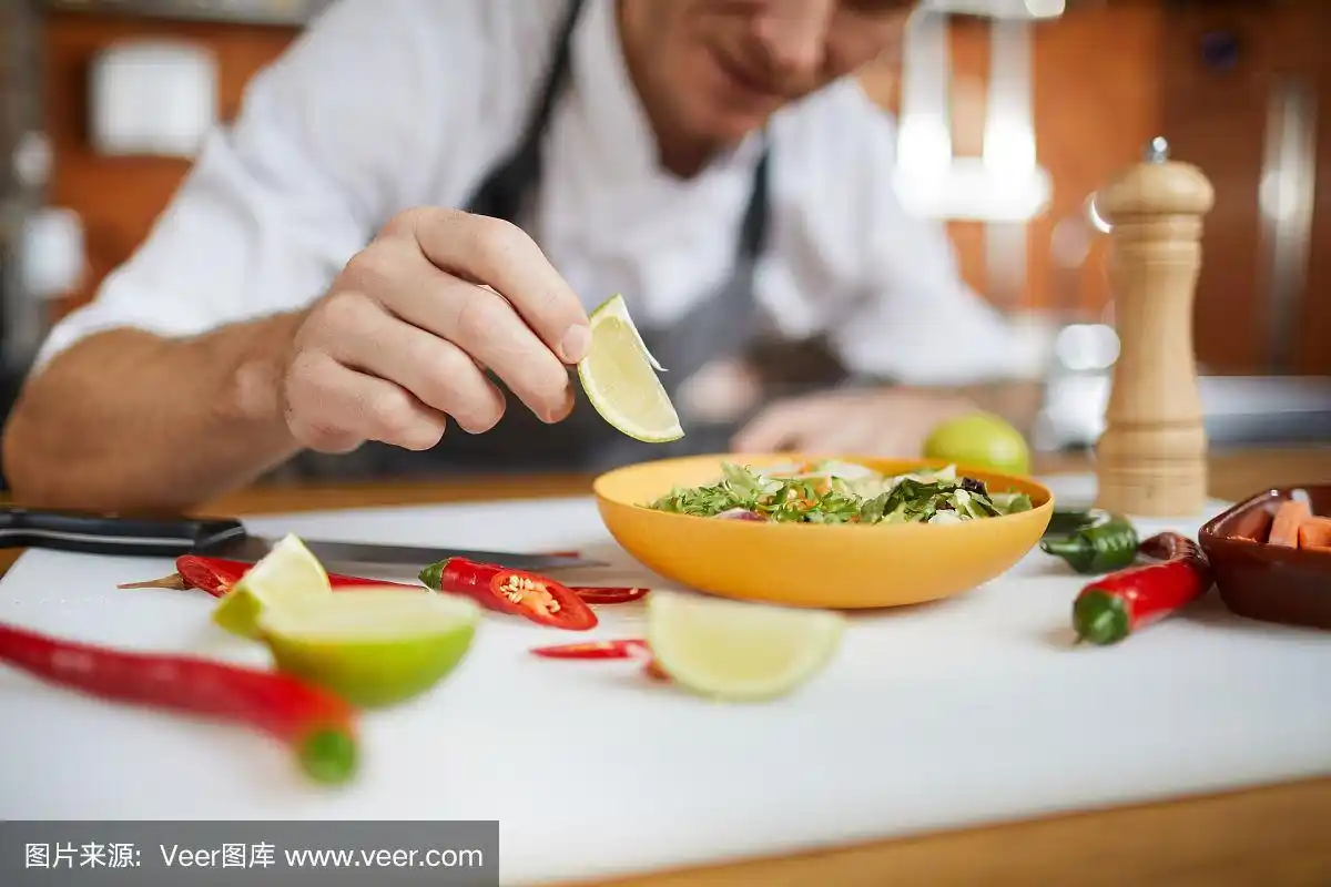 厨师摆盘沙拉特写