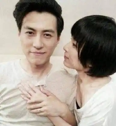 靳东:与离过婚的江珊在一起5年,为何又转身娶了二婚的