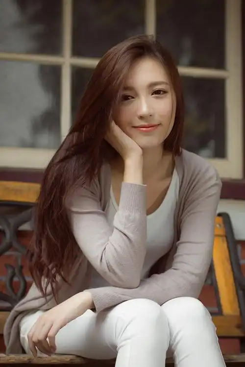 柔情女人味 气质迷人香——唐筠乔