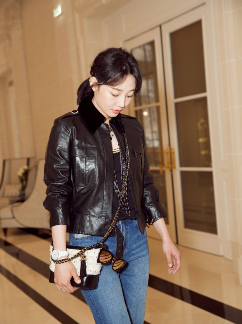 原创白百何越来越会穿扎低马尾搭配皮衣牛仔裤意外穿出高级感