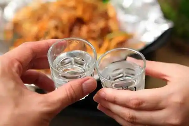 浅谈酒桌礼仪丨中国酒桌上的斟酒,敬酒,干杯