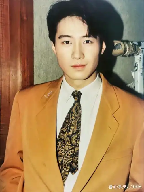 黎明年轻时帅气迷人,是无数少女心中的白马王子.