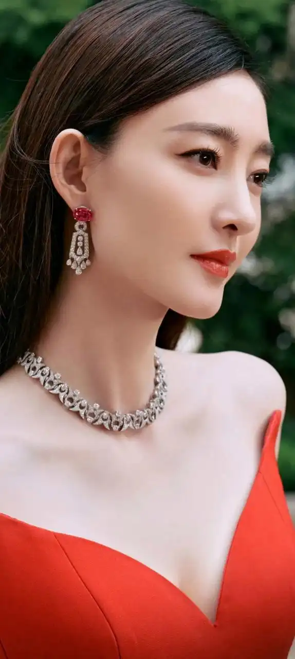 "素颜女神"王丽坤红色抹胸长裙写真,气质优雅大方[鲜花]