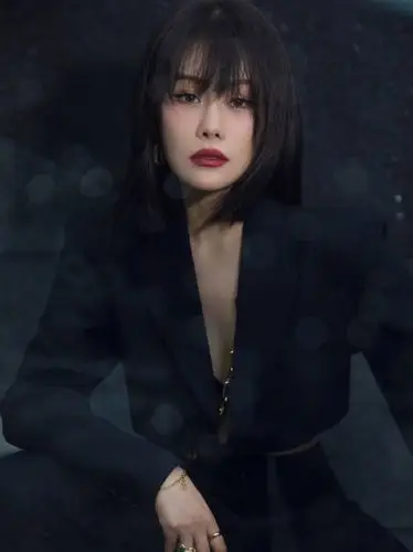 36岁袁维娅最新大片曝光,穿西装秀小蛮腰,身材超性感气质成熟_袁娅维