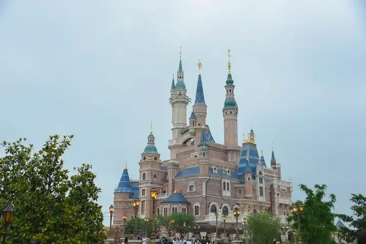 踏上爱丽丝梦游仙境之旅,童话书中的场景你还一一记得吗?