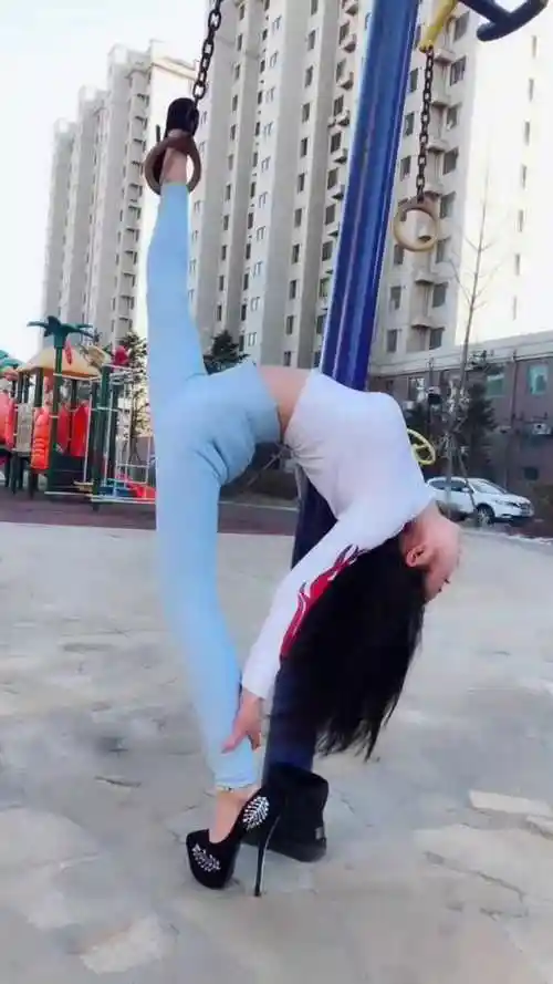 美女下腰加劈叉柔韧性也太好了吧