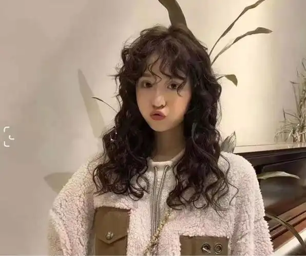 2020流行一种烫发叫"芭比烫",不仅是洋气十足,发量少也很适合