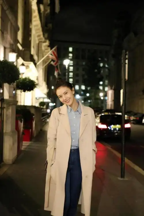 43岁高圆圆近照曝光,背万元包包现身街头,皮肤白到发光