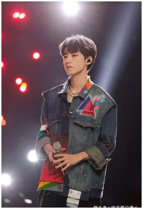王俊凯彩虹牛仔外套好可爱元气偶像非他莫属这身穿搭很潮很酷