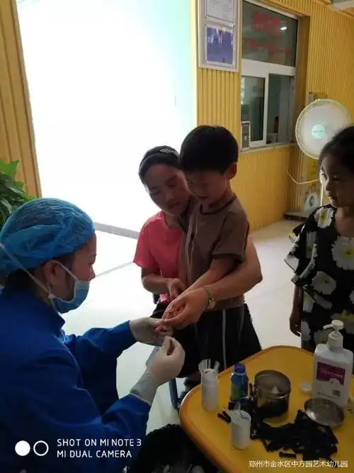 丰庆路社区的医生们来到幼儿园,给全体孩子做一年一度的六一健康体检