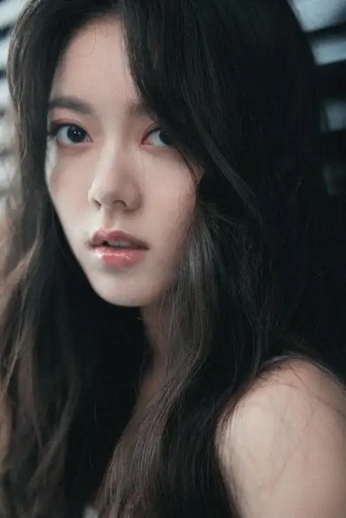 赵今麦穿流苏吊带裙露美腿笑容甜美治愈