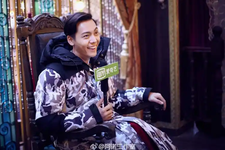 威亚后无缝连接媒体探班的独家专访和持续到晚上的戏