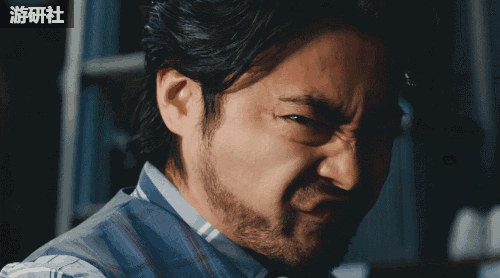 山田给后辈们发红包,当听到第一个后辈说想买手表时,他的表情迅速变成