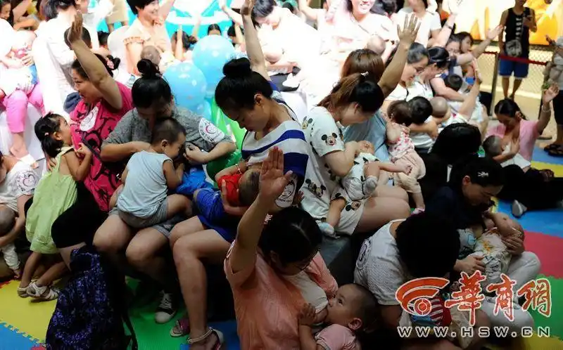 西安55位妈妈商场内玩"母乳快闪" 场面温馨