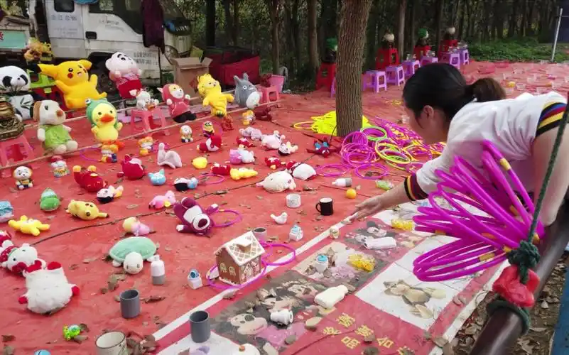 安徽农村庙会玩套圈,20块钱15个圈,看看有人能把老板套哭吗?_哔哩哔哩