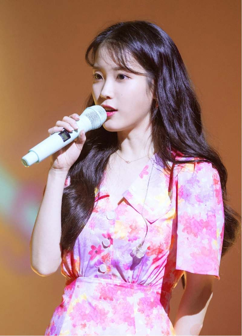 27岁的李知恩看着一直都像18岁?穿粉色印花裙明媚可人,让人羡慕