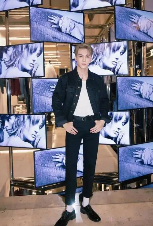 曾舜晞黑白大片释出清新自然少年魅力无限演绎校园男神