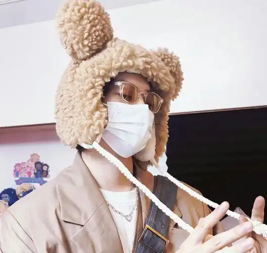 肖宇梁超可爱随拍!小熊帽子又酷又萌,可盐可甜风格百变