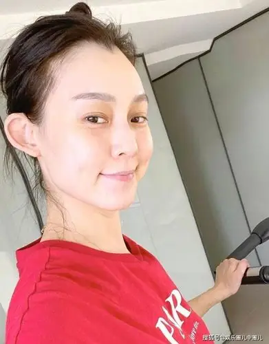 范玮琪素颜照曝光,眼神呆滞面无血色,网友:你要不要去看医生?