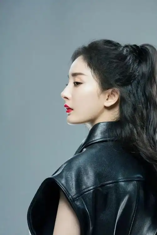 杨幂这是重返18岁了扎个娃娃辫配八字刘海真是嫩得过分